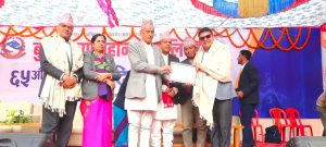 बुटवल नगरपालिका द्वारा मुख स्वाअथ्य सेवामा योगदान गरे बापत सम्मान गर्दै सस्थाका अध्यक्ष तथा बुटवल नगरपालिका का मेयर खेलराज पान्डेय